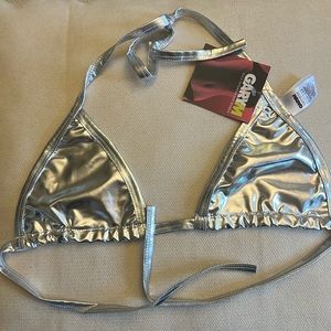 New never worn triangle silver top.